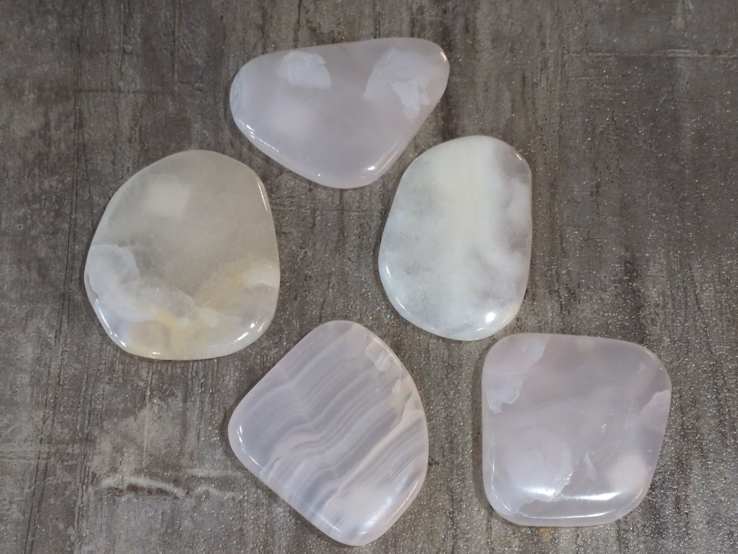 Mangano Calcite palm stone