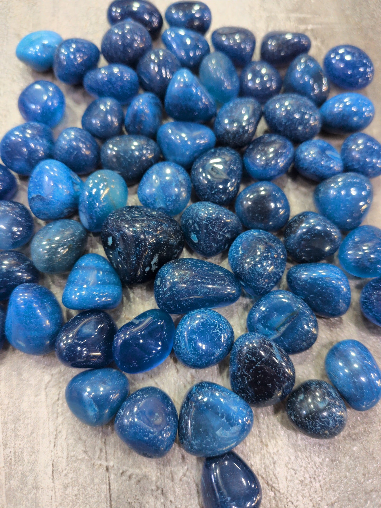 Blue Onyx Tumbled stone (dyed)