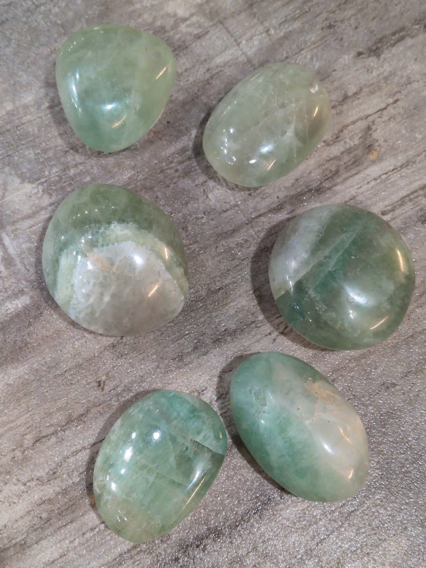 Flourite palm stone