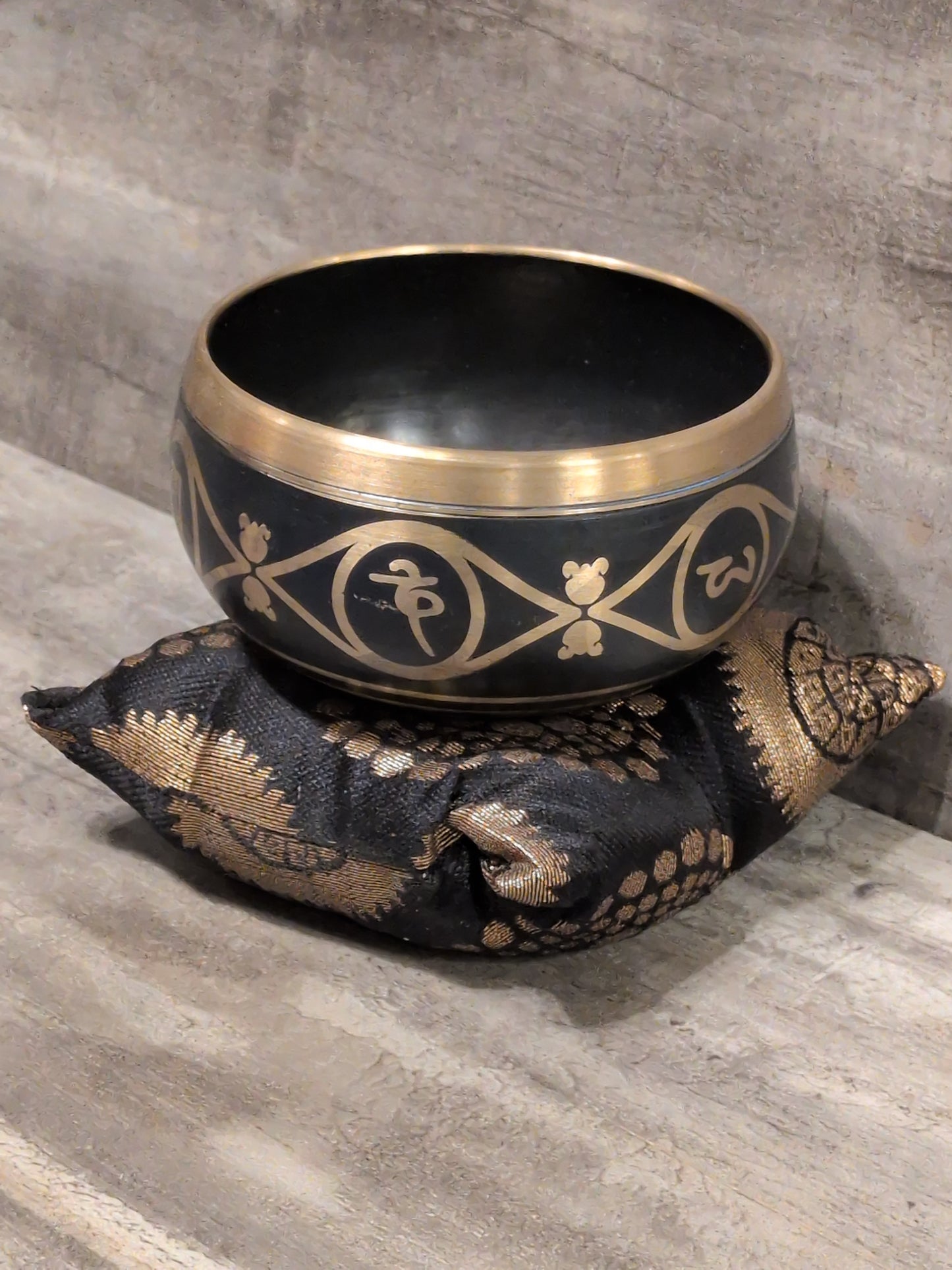 4"Tree of Life Black Painted Brass Tibetan Singing Bowl w/ pillow & striker