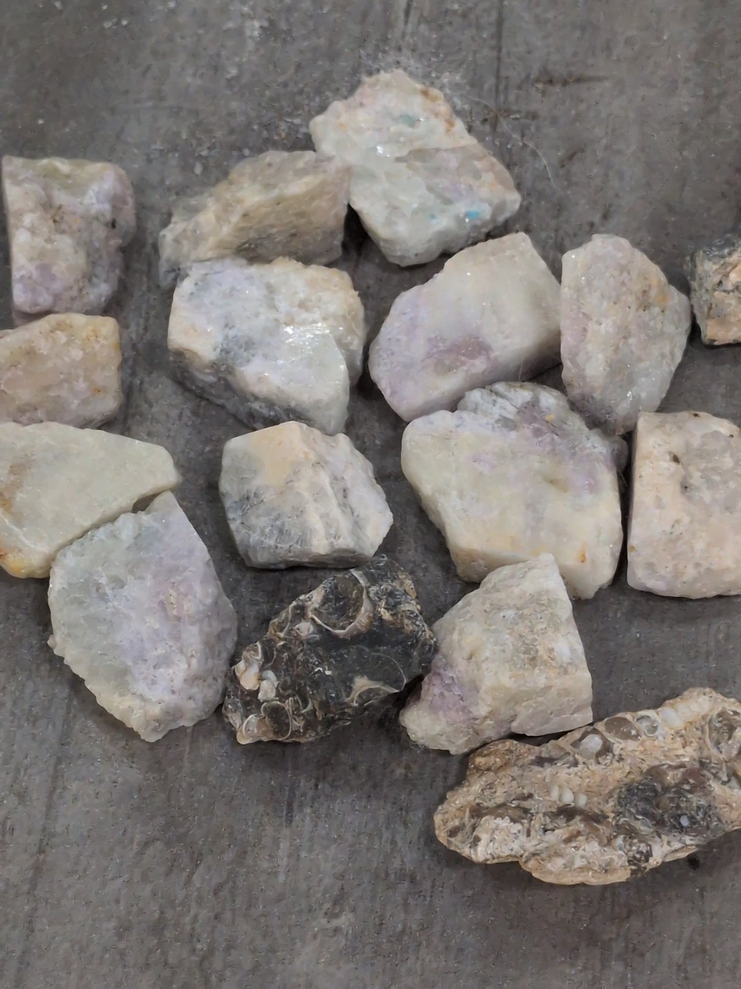 Hackmanite (rough stone)
