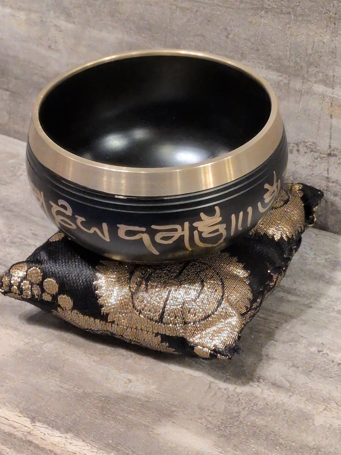 4" Hamsa Black Painted Brass Tibetan Singing Bowl w/ pillow & striker