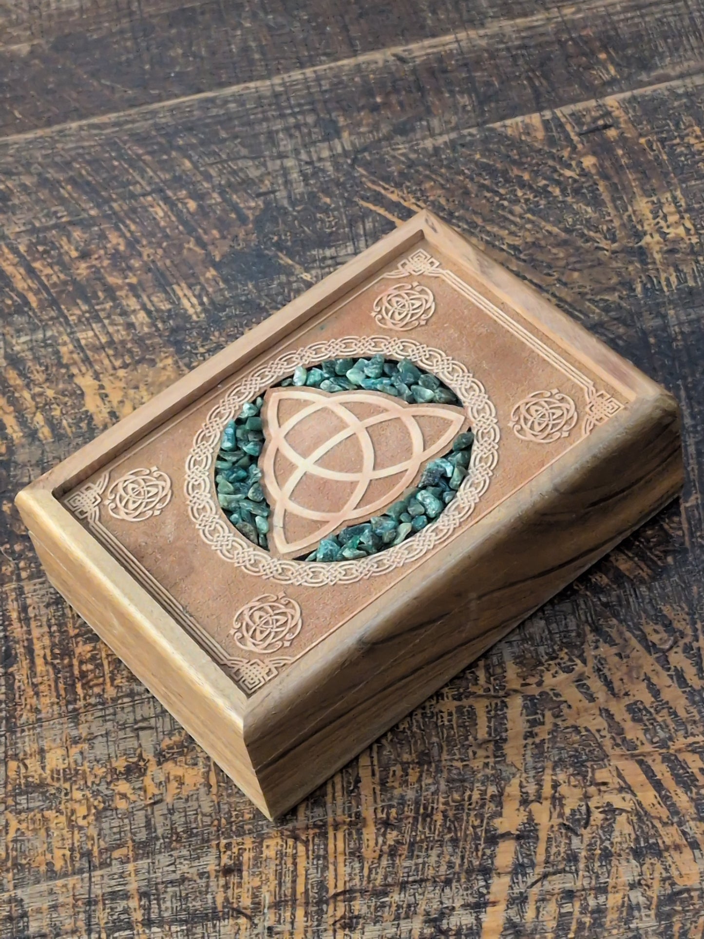 Machine carved Celtic Knot with green Aventurine chips Tarot storage box