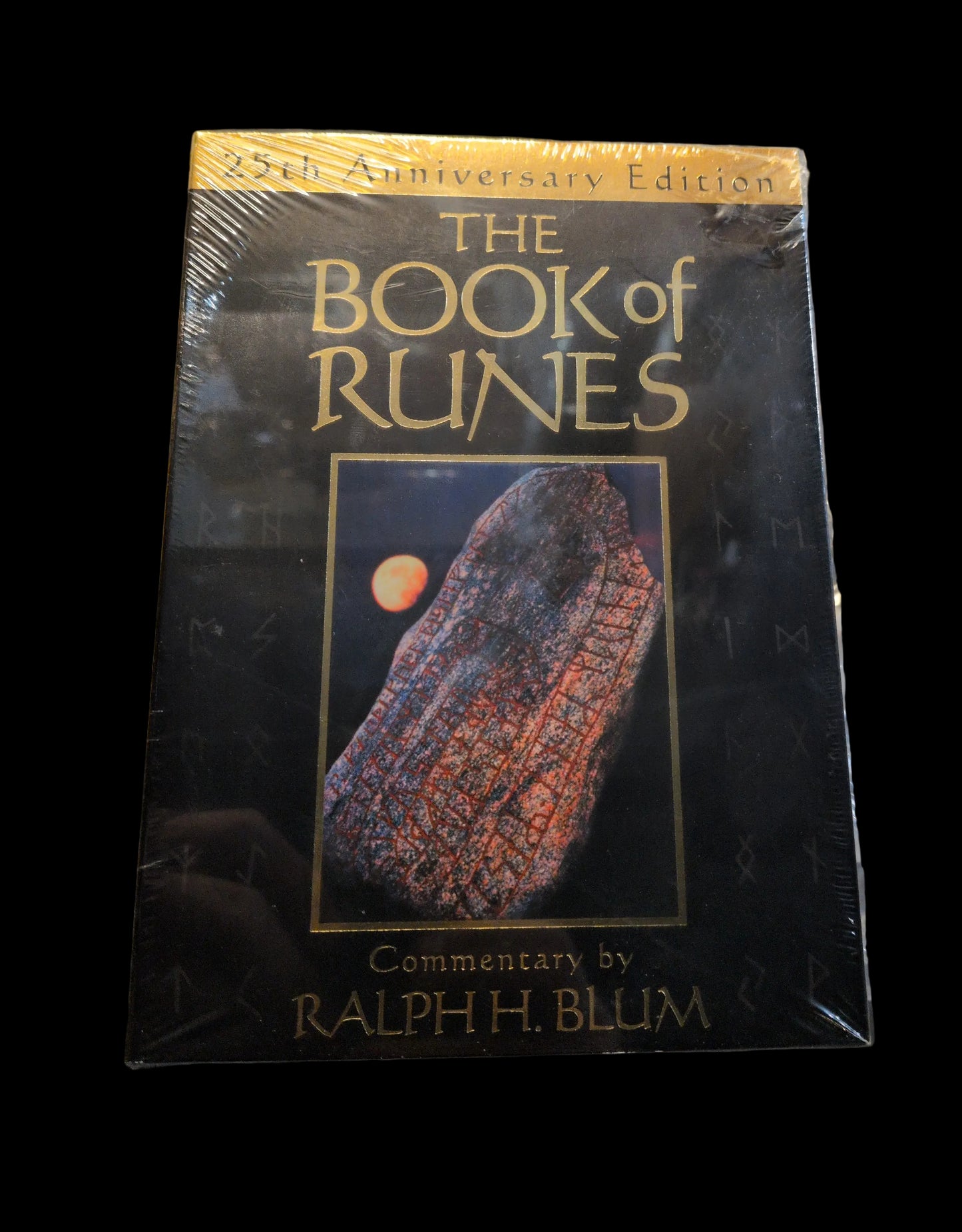 The Book of Runes (25th Anniversary Edition) Runes set