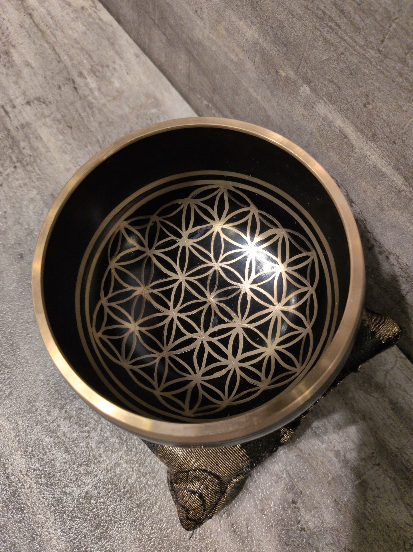 4" Flower of Life Black Painted Brass Tibetan Singing Bowl w/ pillow & striker
